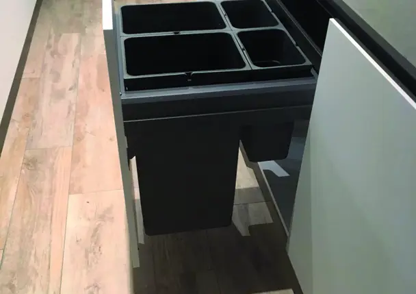 Une poubelle coulissante dissimulée derrière un tiroir
