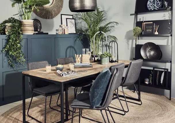 Une table à diner en bois avec des chaises design