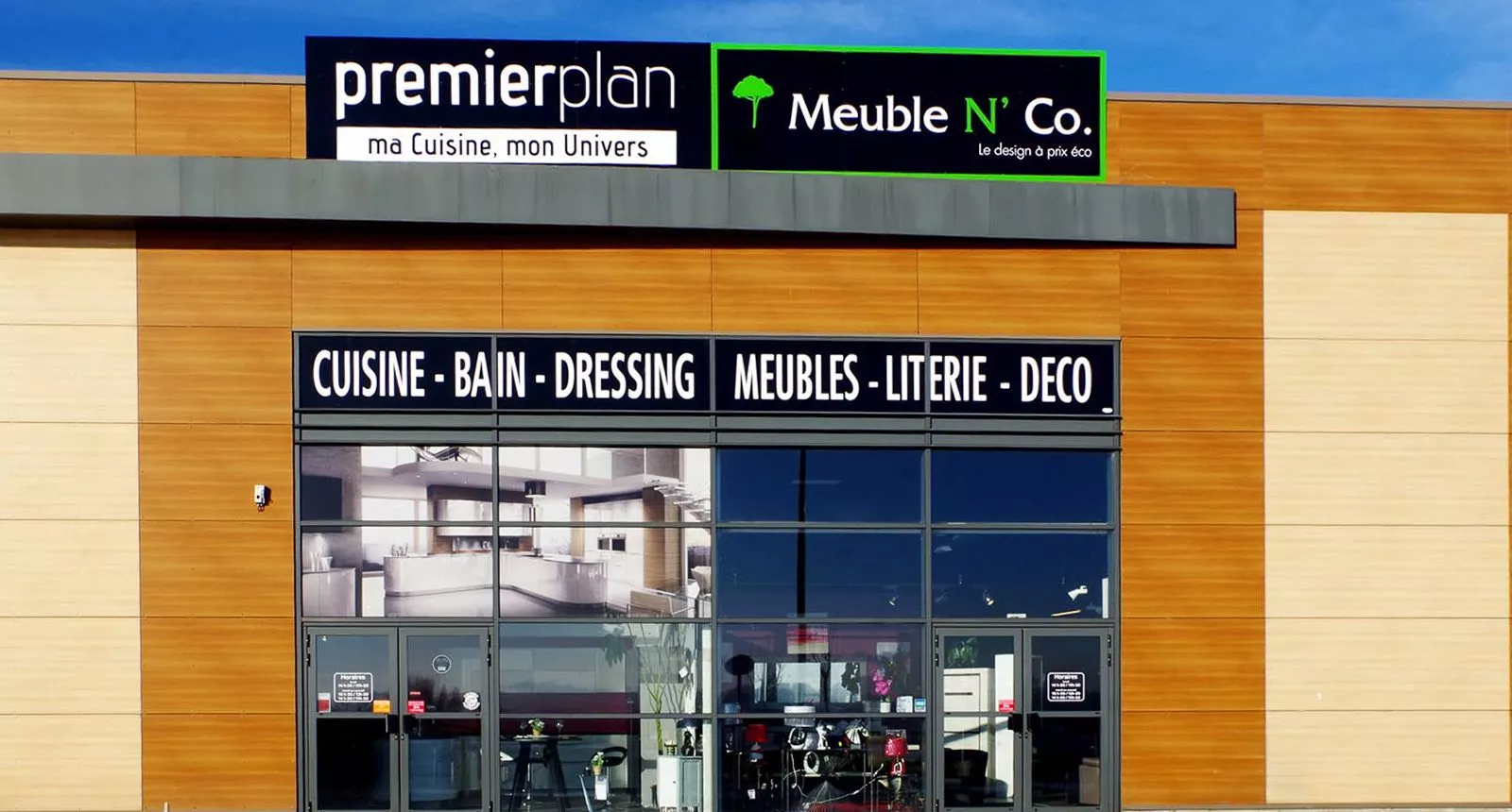 Façade du magasin Premier Plan à Fécamp, spécialiste de l'aménagement sur mesure pour la cuisine, la salle de bain et le dressing, aux côtés de l'espace Meuble N' Co.