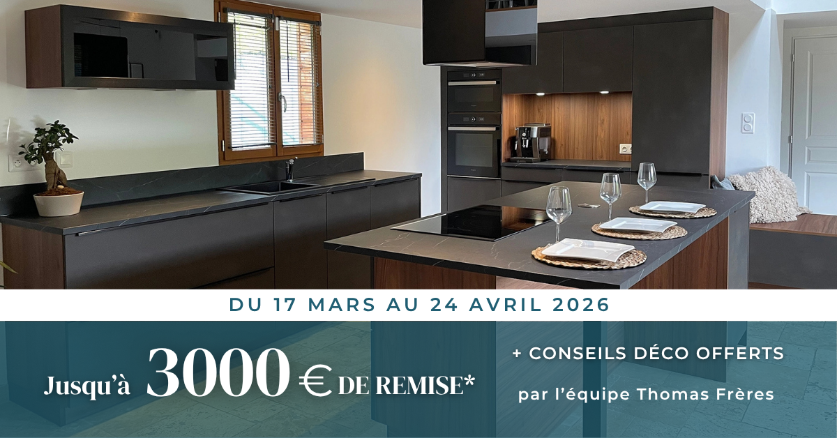 Visuel promotionnel montrant une cuisine contemporaine noire et bois avec îlot central. Le texte indique : « Du 17 mars au 24 avril 2026 – Jusqu’à 3 000 € offerts* + conseils déco offerts par l’équipe Thomas Frères ».