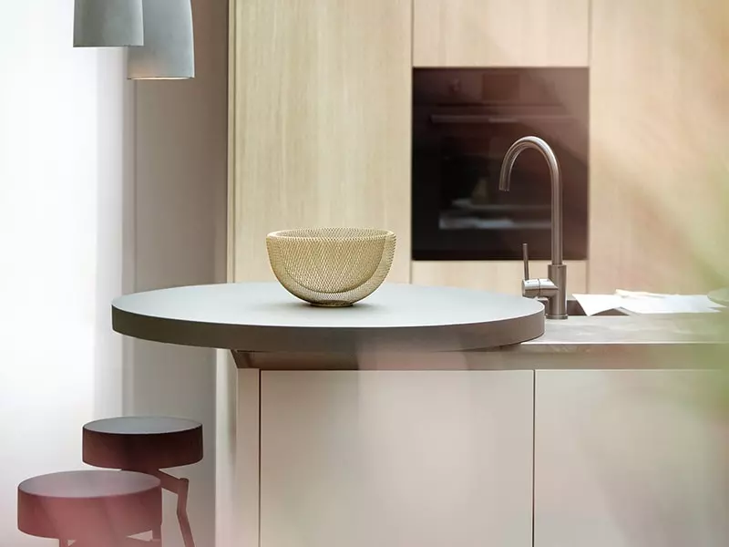 Îlot central de cuisine moderne avec plan de travail rond, robinetterie design et façade bois clair – Modèle élégant sur cuisines-premier-plan.fr