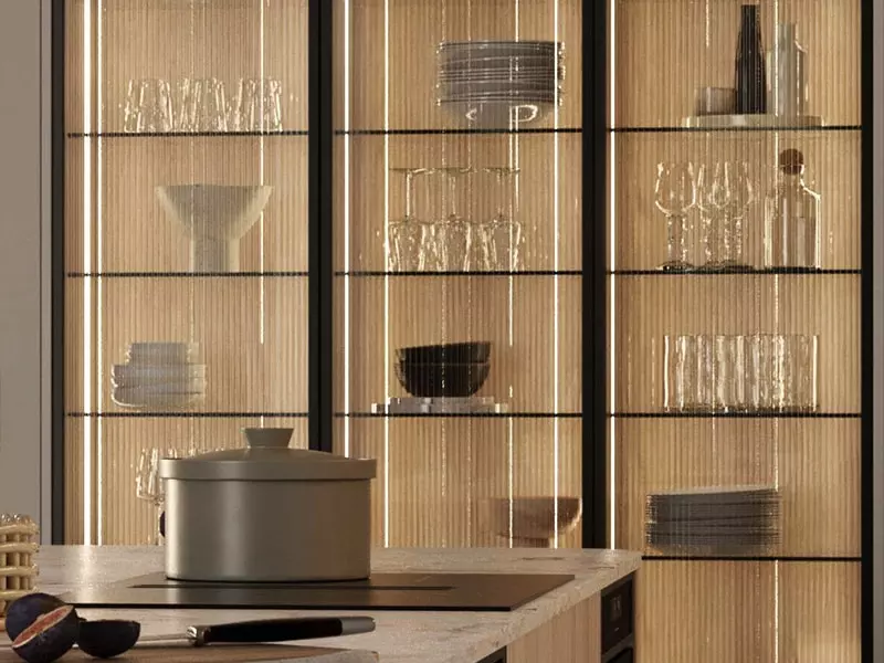 Vitrines de cuisine moderne avec éclairage LED, vaisselle et verres exposés, design scandinave élégant – Cuisines Premier Pla