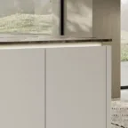 Zoom sur îlot central de cuisine moderne avec façade blanche mate et plan de travail effet marbre – Design épuré et lumineux sur cuisines-premier-plan.fr