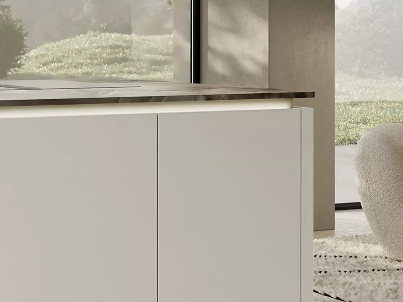 Zoom sur îlot central de cuisine moderne avec façade blanche mate et plan de travail effet marbre – Design épuré et lumineux sur cuisines-premier-plan.fr