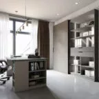 Bureau contemporain lumineux avec étagères ouvertes, grande fenêtre, chaise ergonomique et meubles de rangement gris, idéal pour le télétravail.