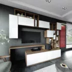 Meuble TV au style scandinave, combinant des rangements ouverts et des placards blancs, une télévision murale et des accessoires décoratifs dans un salon moderne à l’ambiance épurée.