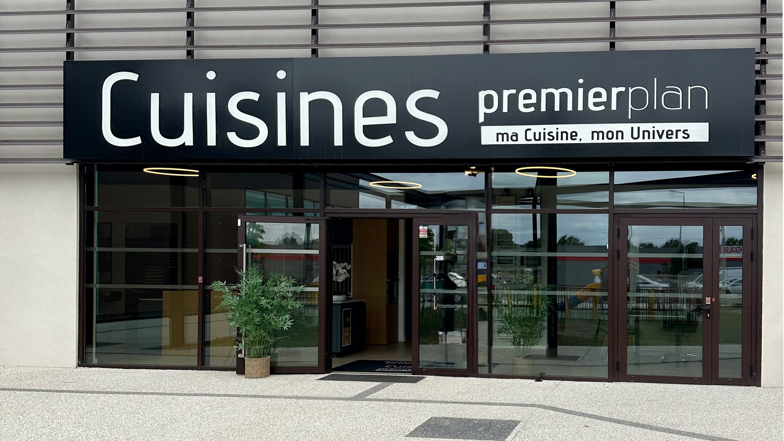 Entrée du magasin Cuisines Premier Plan Carbonne