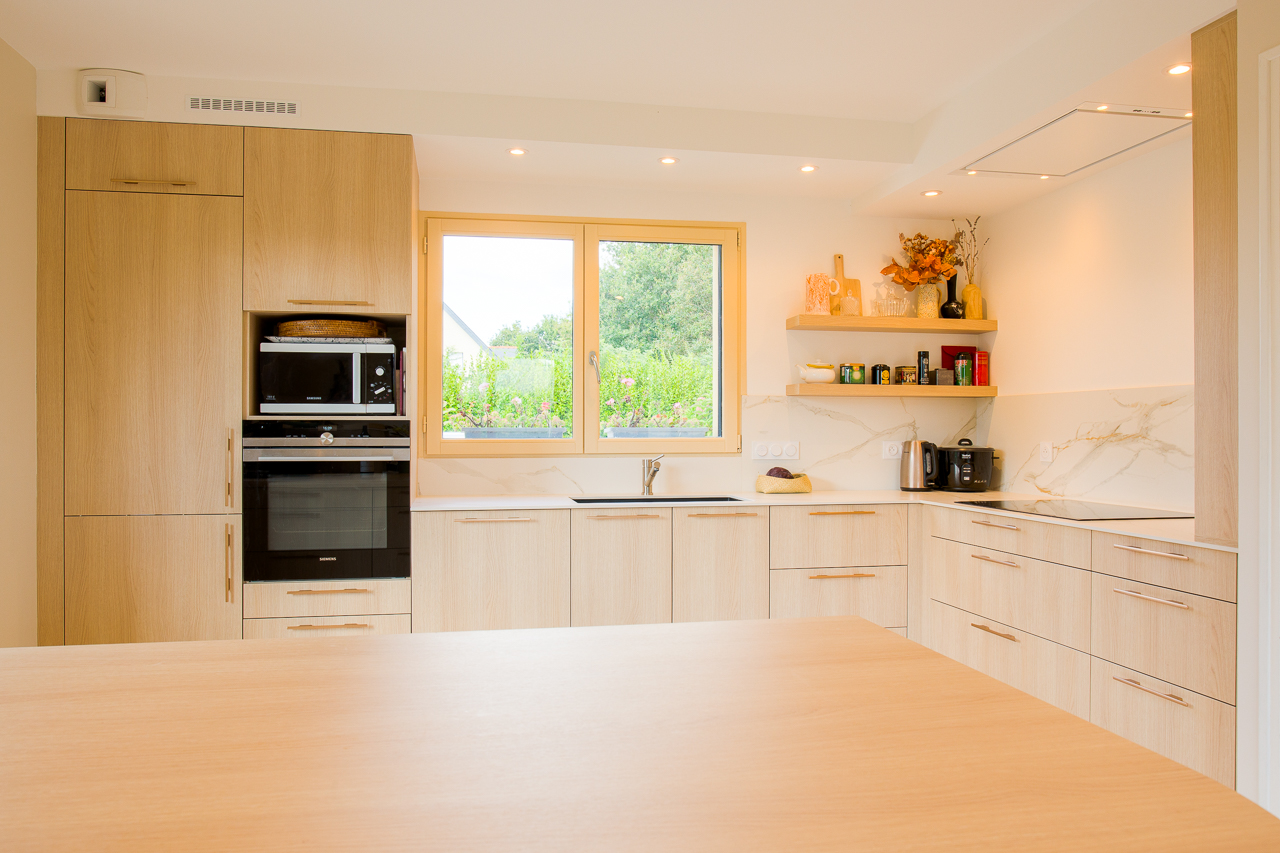 Une cuisine claire et minimaliste en bois clair - Cuisines Premier Plan