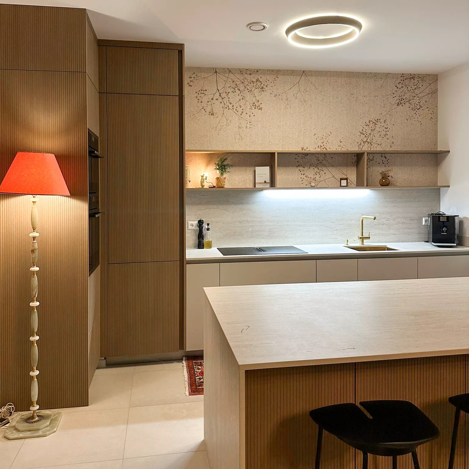 Cuisine sur mesure cachemire et bois pastel oak avec robinet doré – Premier Plan Longlaville.
