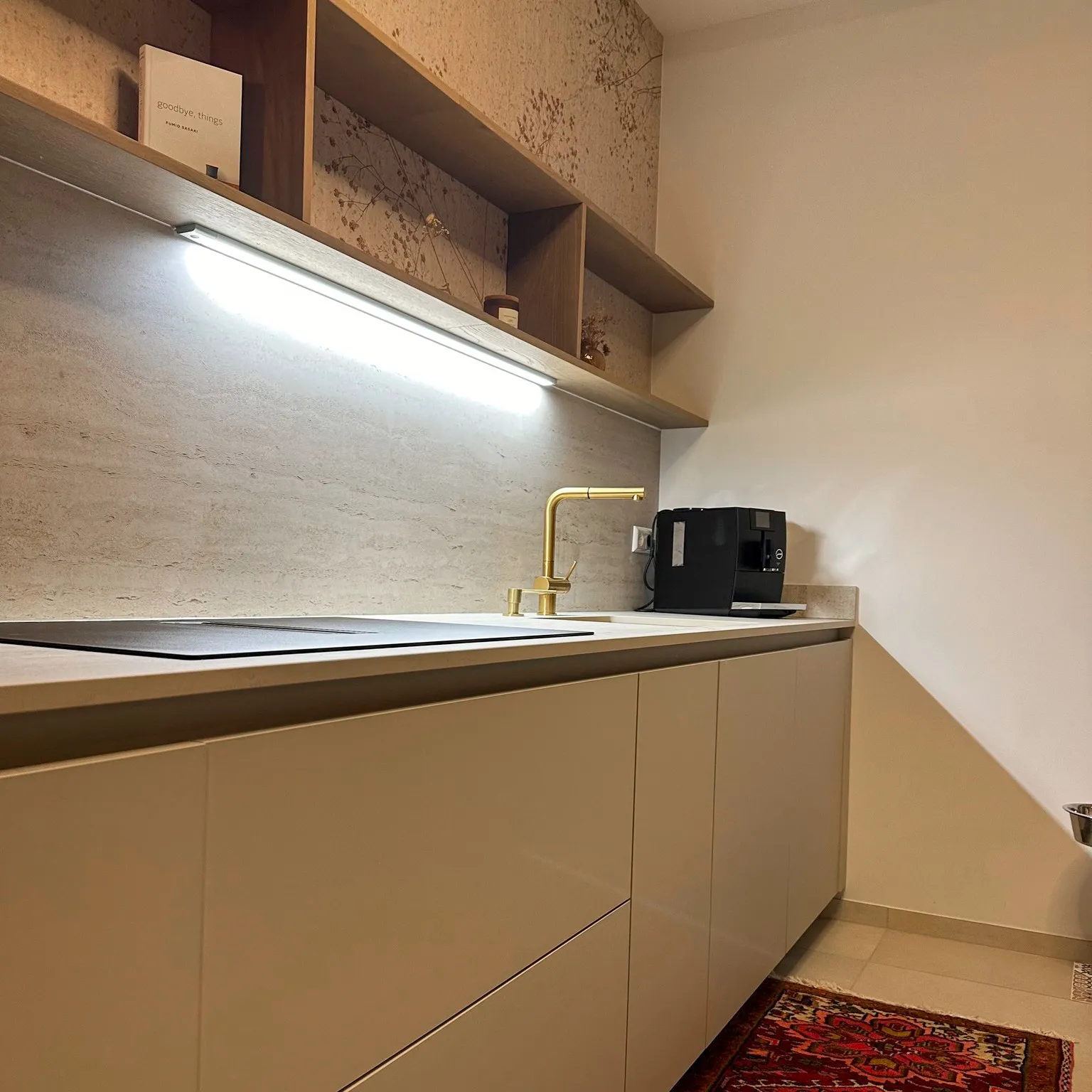 Cuisine sur mesure Premier Plan Longlaville avec évier doré et crédence Glamora.