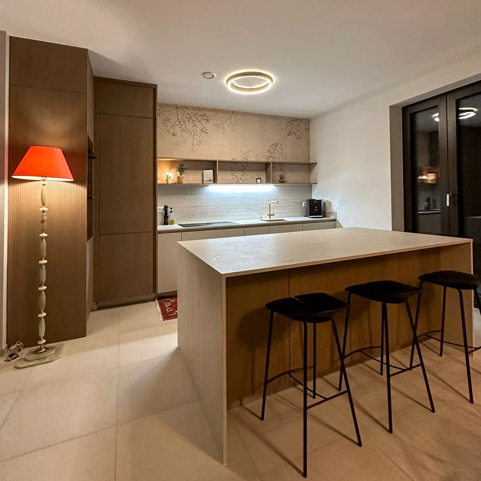 Cuisine sur mesure contemporaine avec îlot central en Dekton Marmorio et placage bois pastel oak – Premier Plan Longlaville.