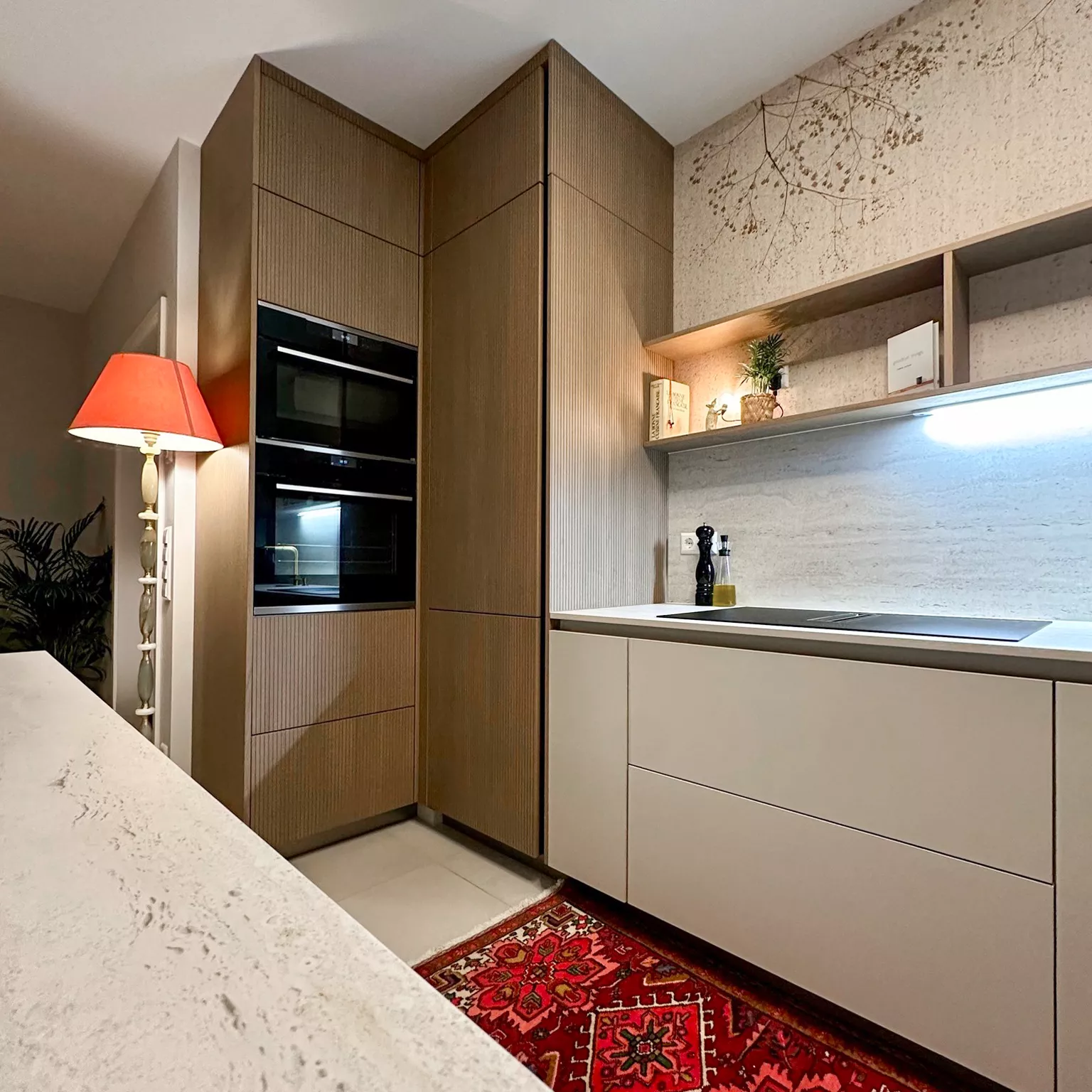 Cuisine sur mesure Premier Plan Longlaville avec finitions bois et tapisserie Glamora.