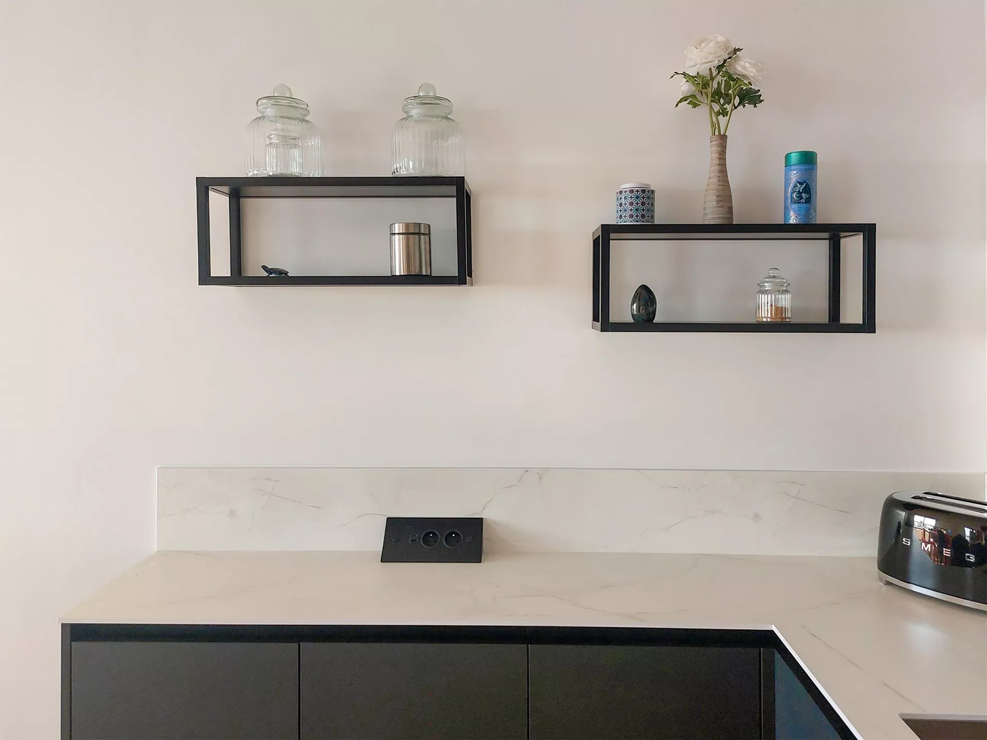 Étagères métal décoratives dans une cuisine sur mesure au Havre, associées aux meubles en laque mate Zerox MA Black.