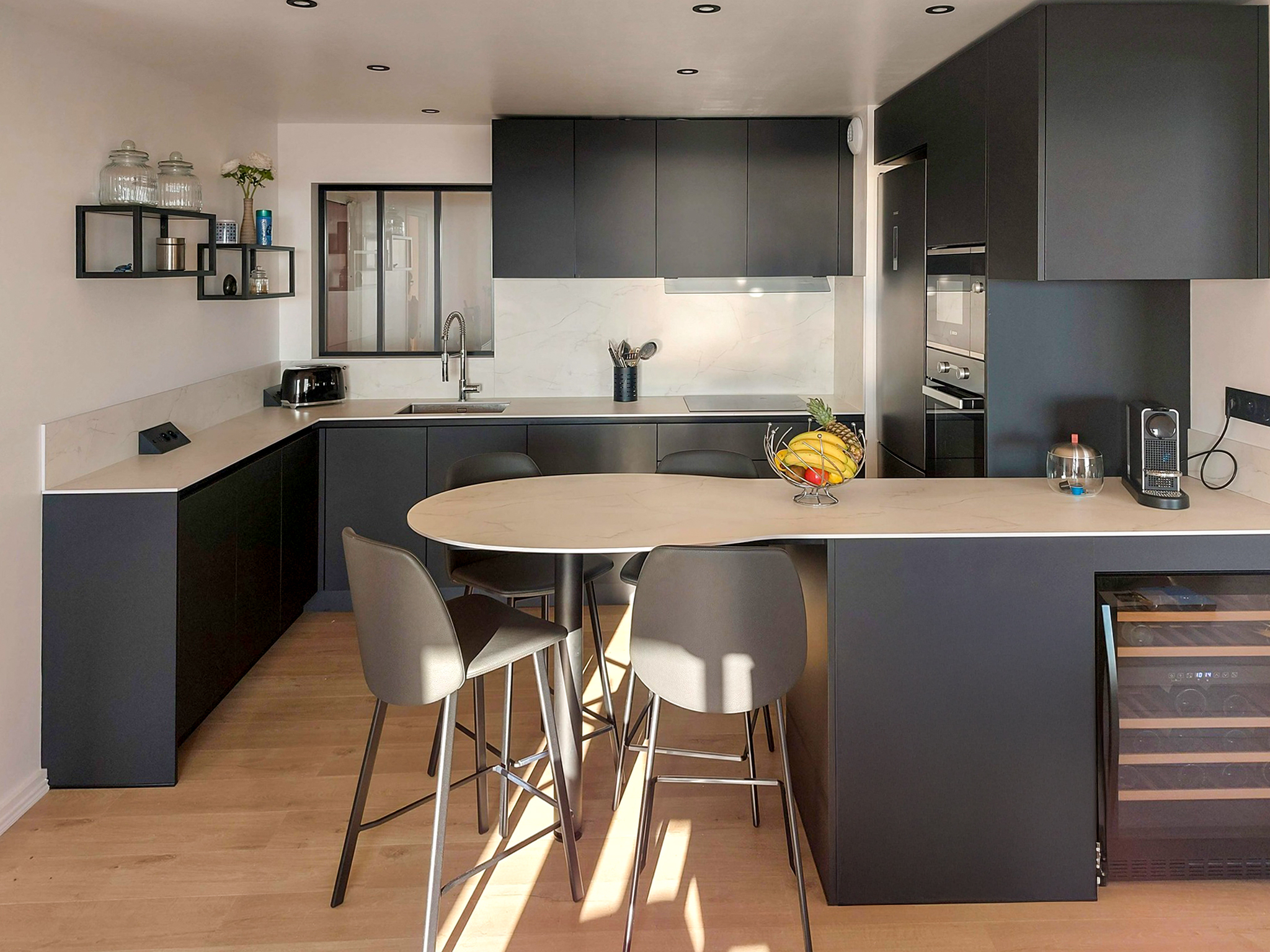 Cuisine sur mesure Le Havre vue globale de la réalisation Premier Plan avec meubles noirs Zerox MA Black et plan compact blanc marbré.