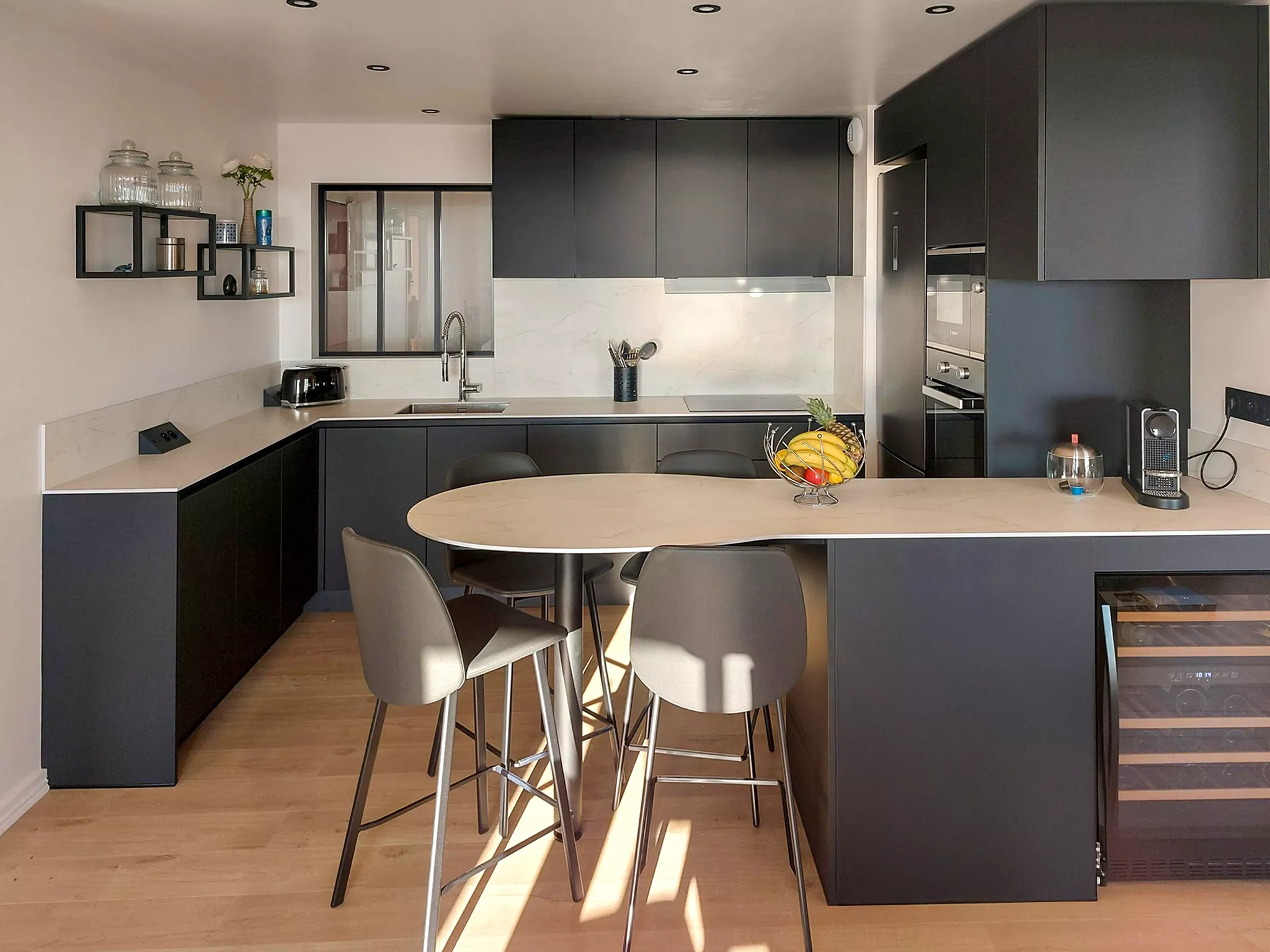 Cuisine sur mesure Le Havre vue globale de la réalisation Premier Plan avec meubles noirs Zerox MA Black et plan compact blanc marbré.