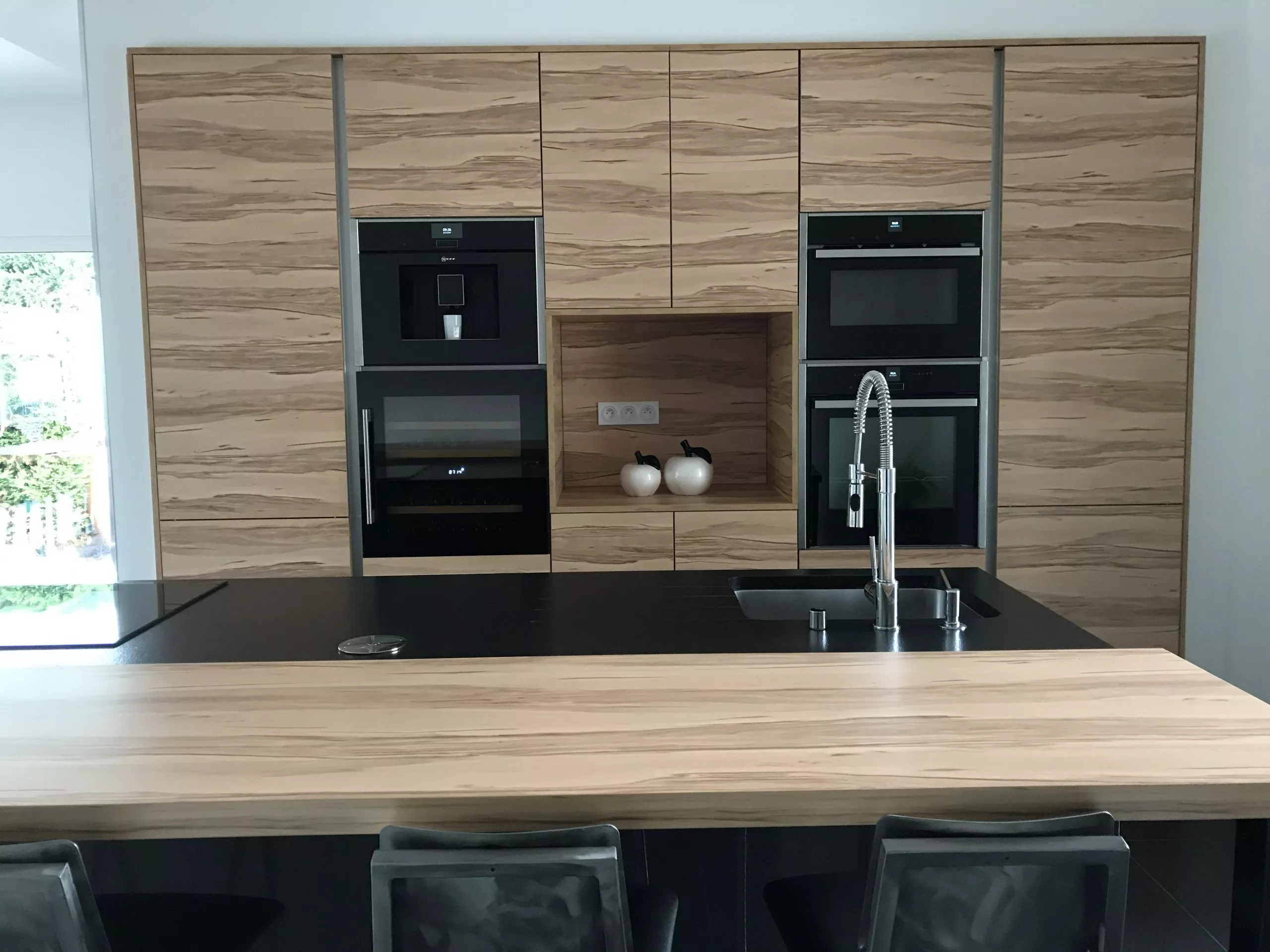 Plan de travail en granit noir avec évier sous plan, robinet mitigeur professionnel et plaque à induction.