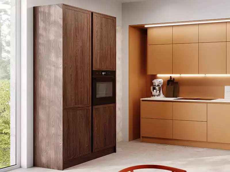 Cuisine Rotpunkt contemporaine avec colonnes bois, linéaire couleur caramel, four encastré et éclairage intégré.