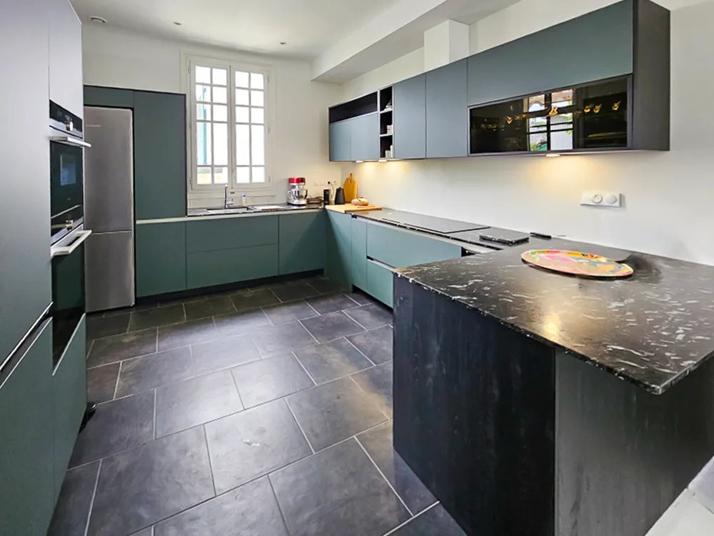 Cuisine design dans une maison de ville à Pau, associant laque mate et granit