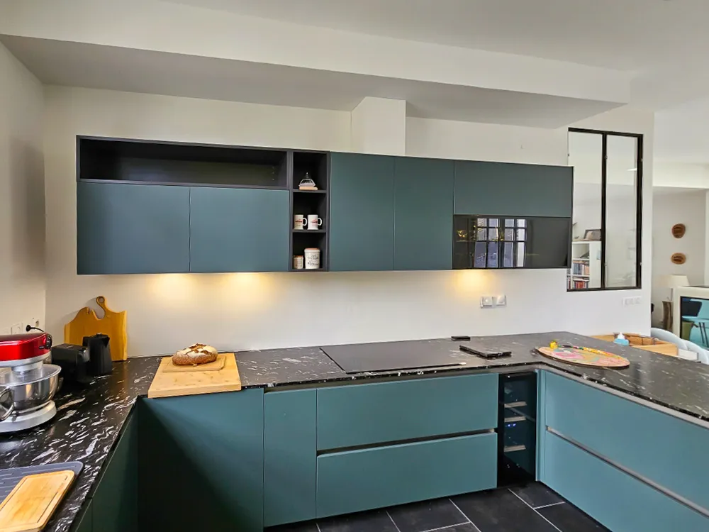 Cuisine design dans une maison de ville à Pau, associant laque mate et granit