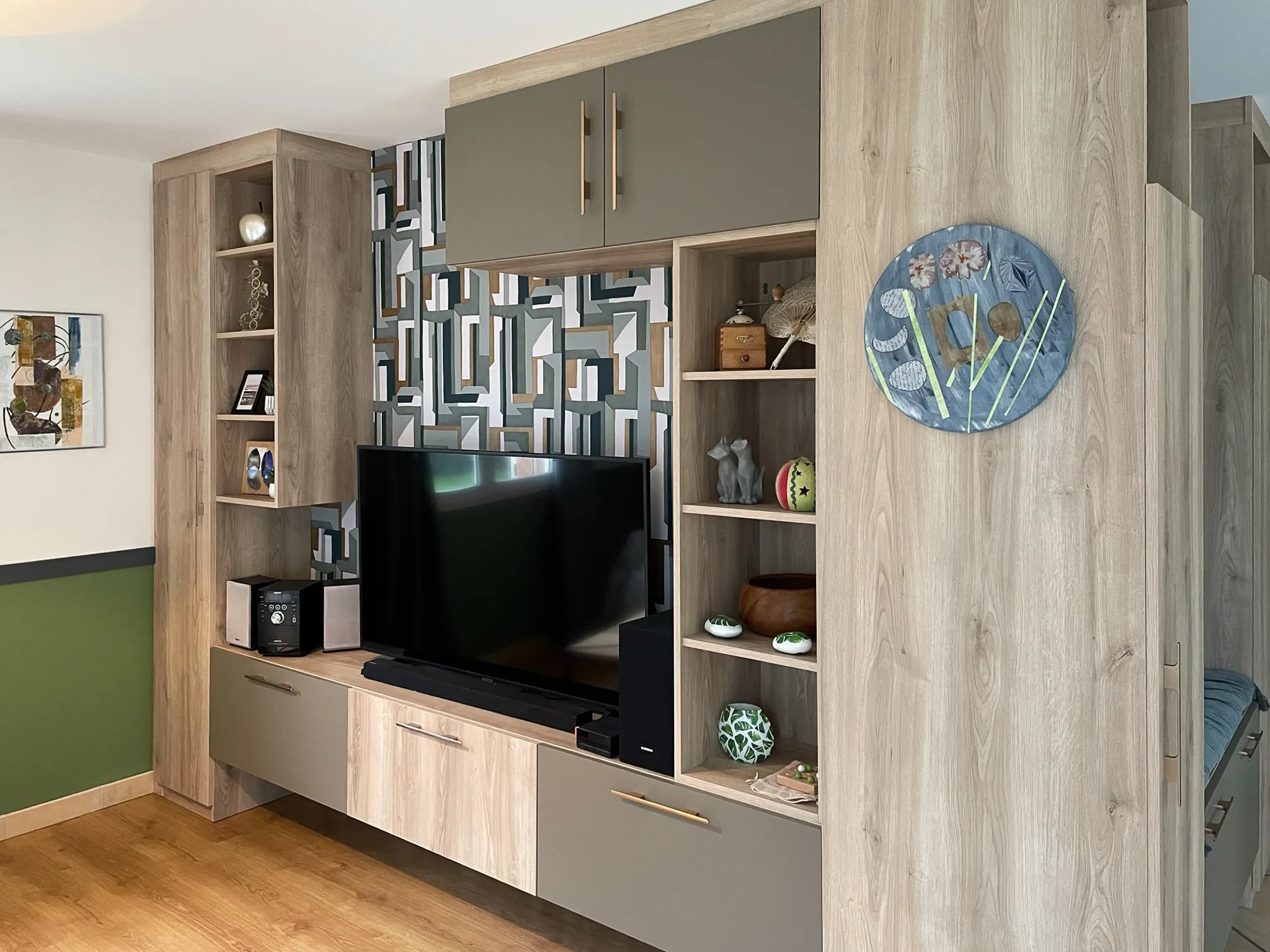 Ensemble sur mesure Premier Plan associant meuble TV, rangements d’entrée, niches ouvertes et décor bois clair.