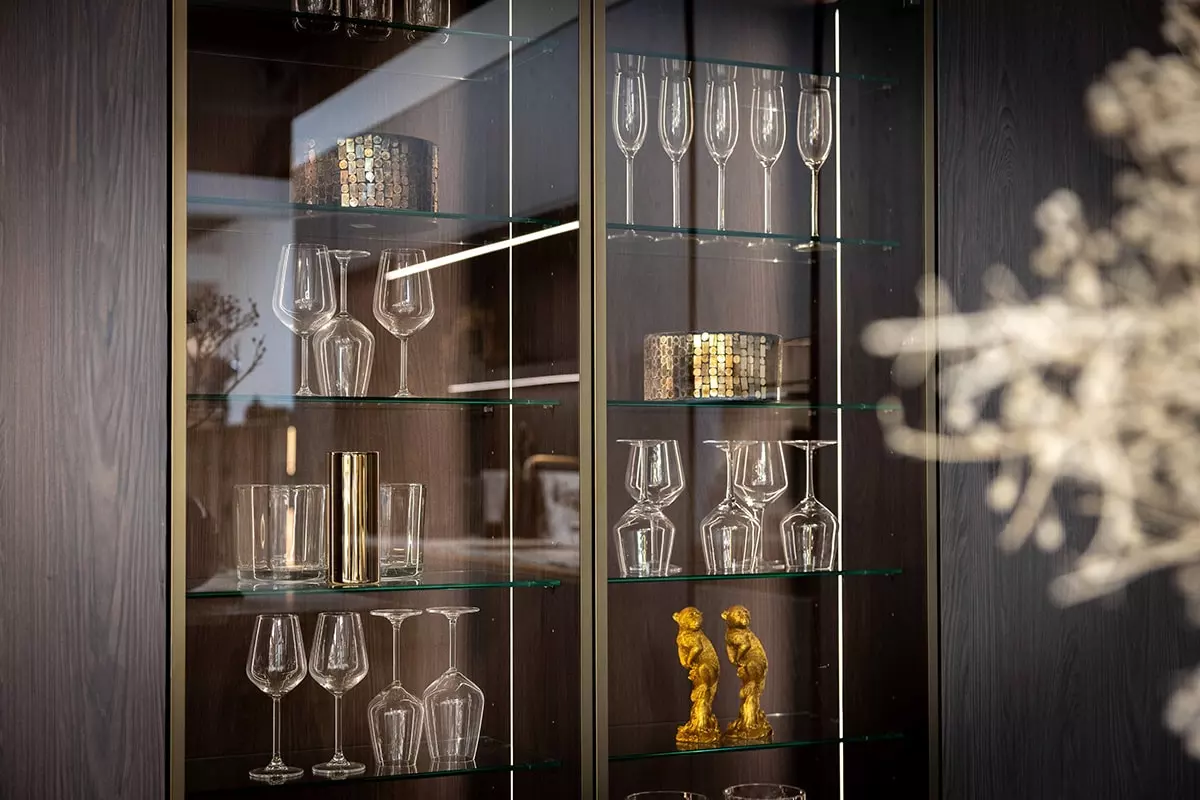Vitrine de cuisine Rotpunkt avec portes en verre fumé, étagères en verre et rangement élégant pour verres et vaisselle.