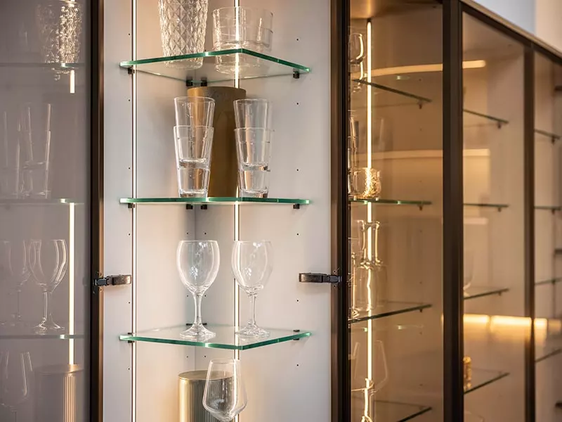 Meuble vitrine Rotpunkt avec étagères en verre, portes transparentes et rangement éclairé pour verres et objets déco.