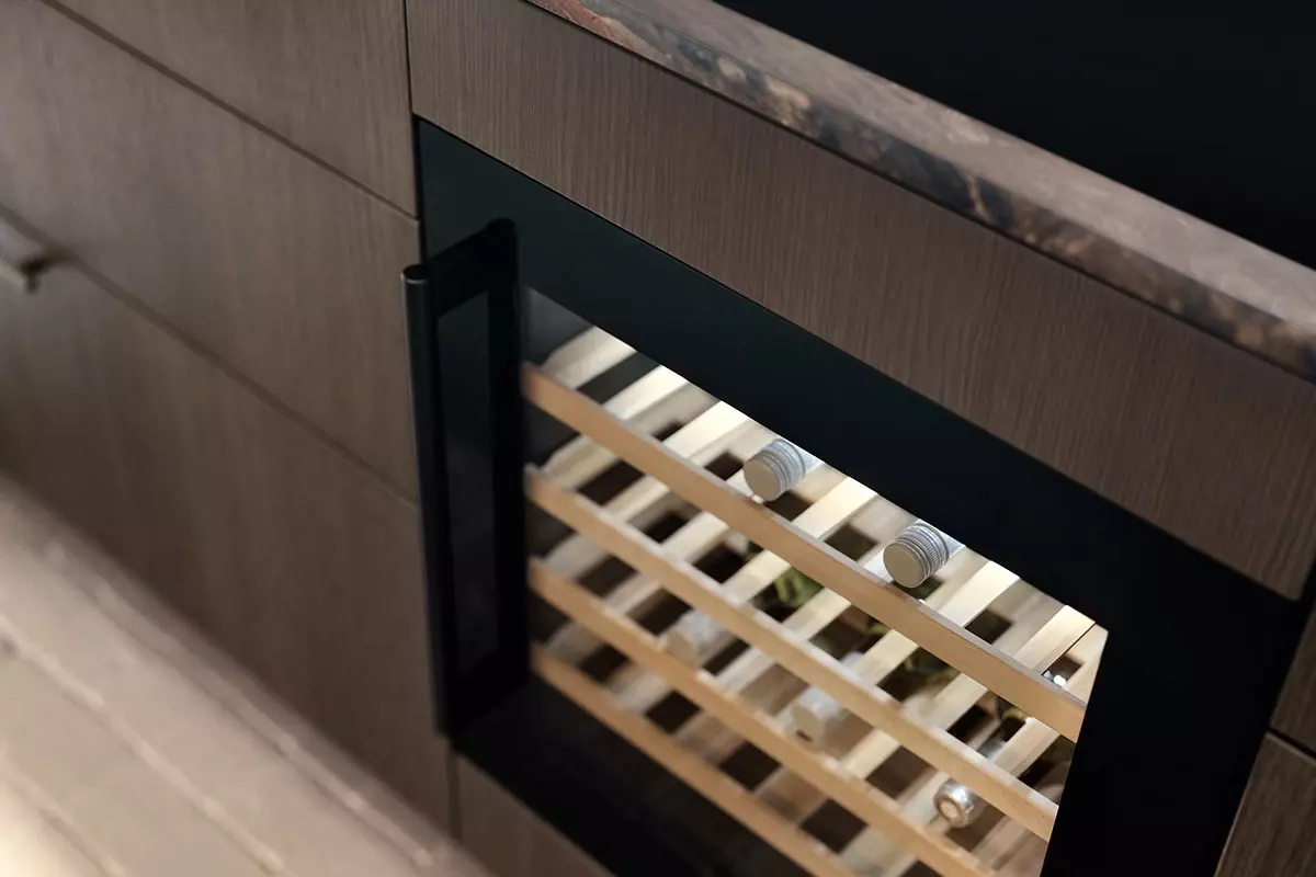 Cave à vin minimaliste encastrée dans une cuisine Rotpunkt.