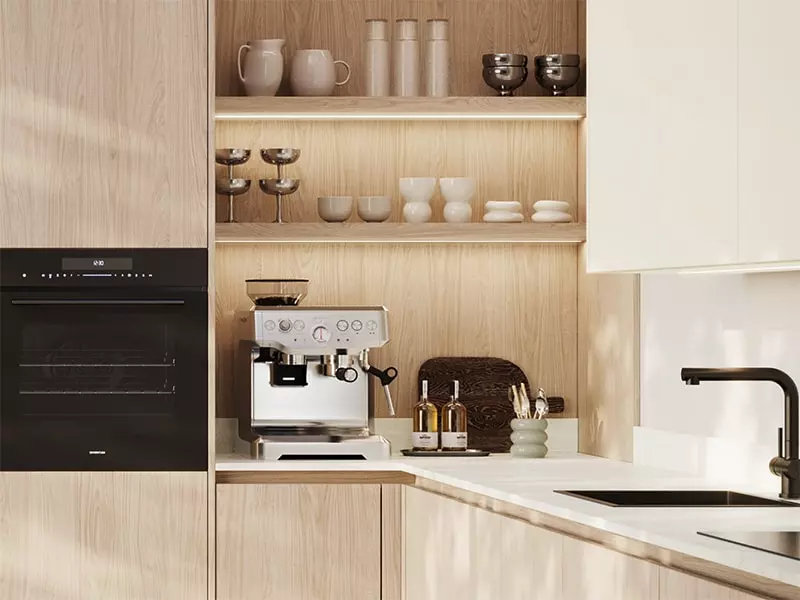 Niche en bois aménagée avec coin café, four encastré dans une cuisine Rotpunkt contemporaine.
