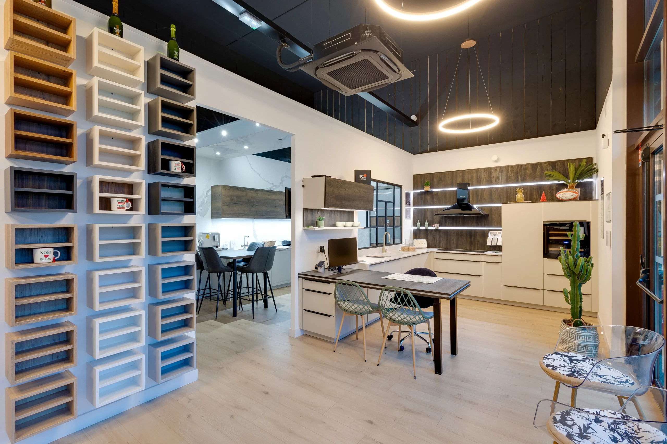 Vue intérieure du showroom Premier Plan Carbonne avec cuisines d’exposition, espace conseil, rangements sur mesure et présentation de finitions.
